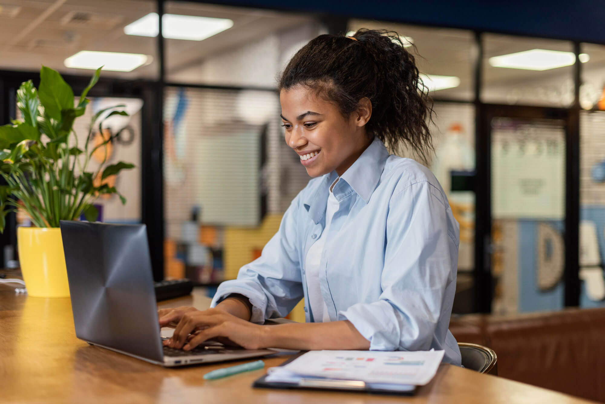 Une professionnelle travaillant sur un ordinateur portable dans un environnement de bureau moderne. Opportunités de carrière avec Fusion Intérim Limoges dans le secteur administratif.